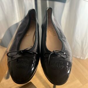 Chanel Ballet Flat Black Leather and Black Patent. Size 39